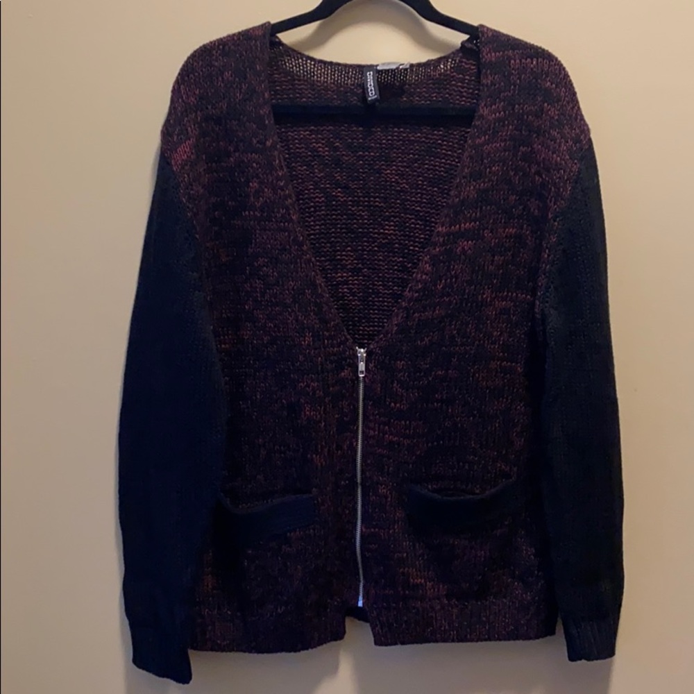 ✨BRAND NEW✨ H&M DIVIDED BURGUNDY & BLACK THICK CARDIGAN